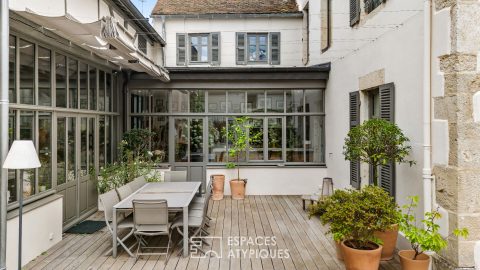 Private mansion in the city courtyard