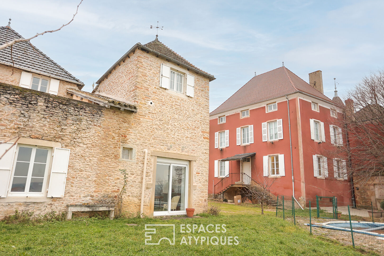 Ensemble de deux maisons de caractère dans village viticole