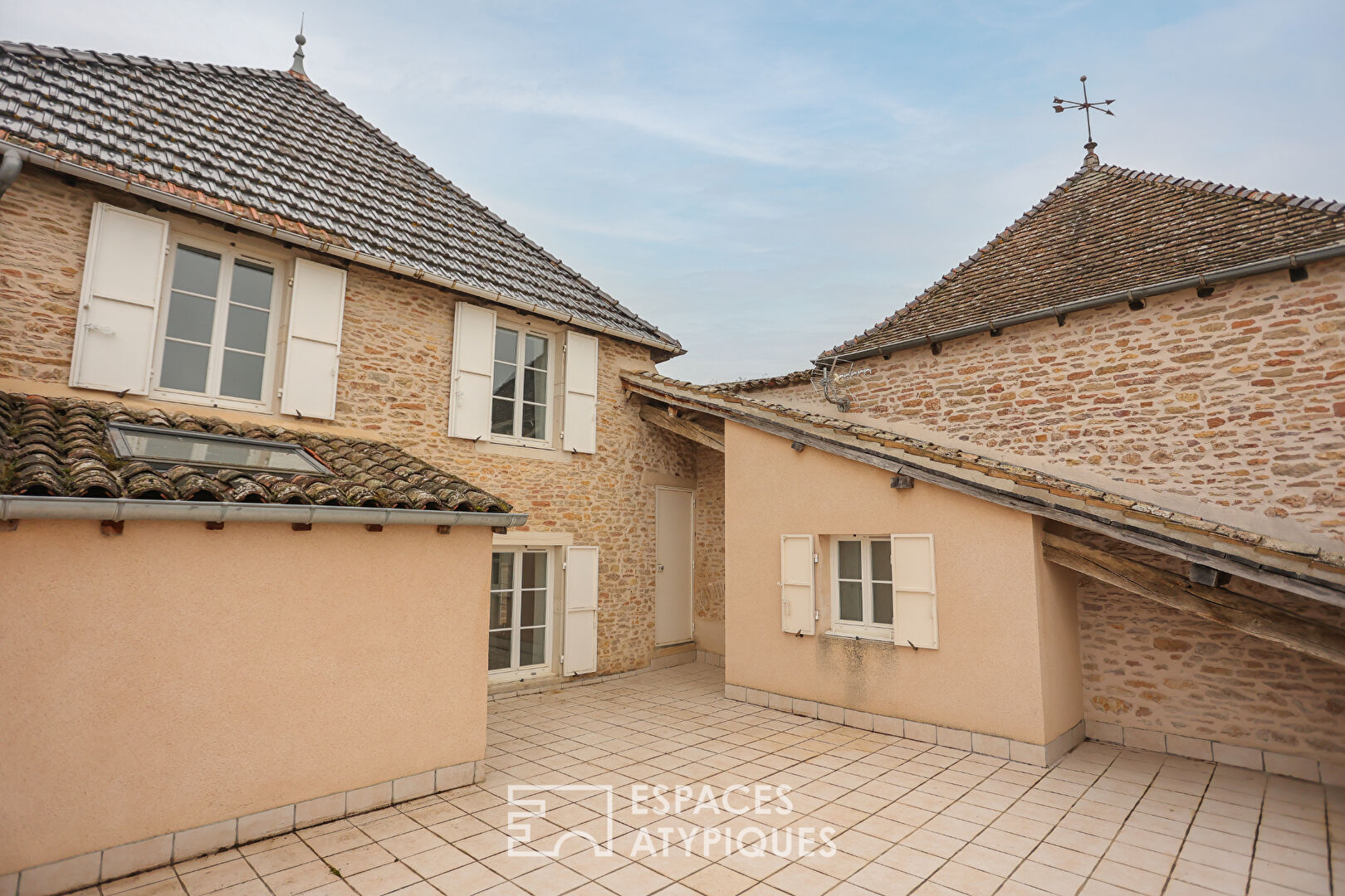 Ensemble de deux maisons de caractère dans village viticole