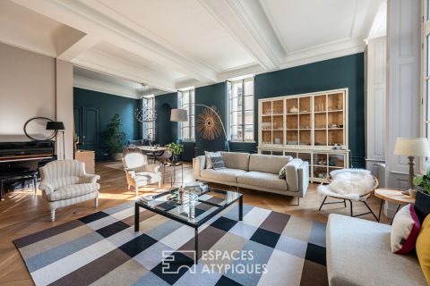 Beautiful renovated bourgeois apartment with private courtyard