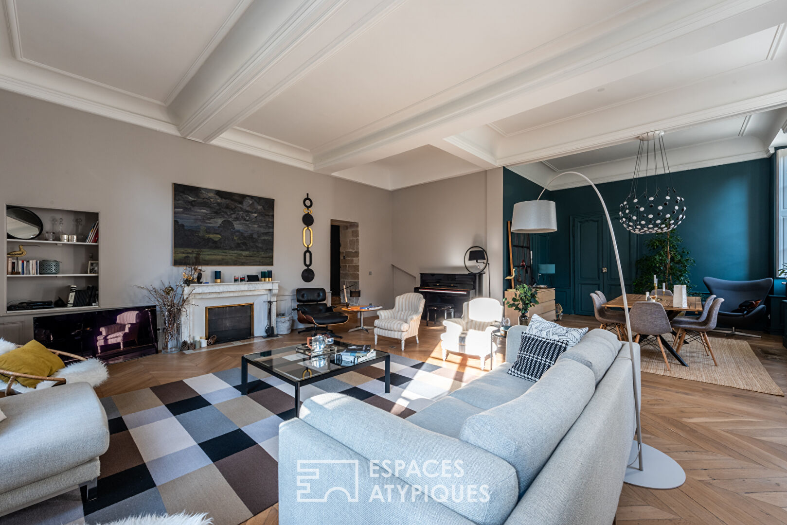 Beautiful renovated bourgeois apartment with private courtyard