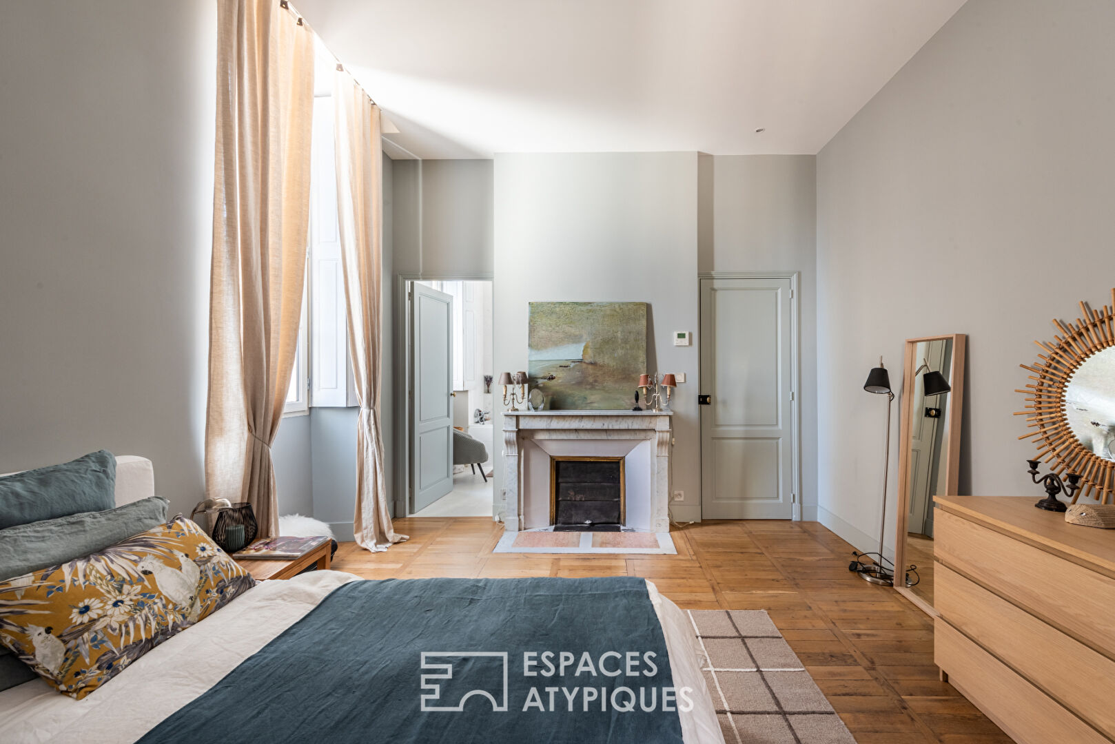 Beautiful renovated bourgeois apartment with private courtyard