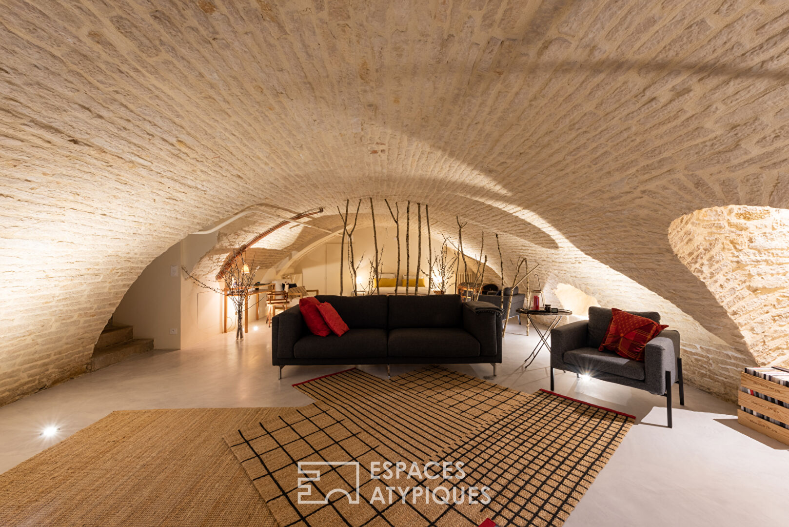 Beautiful renovated bourgeois apartment with private courtyard