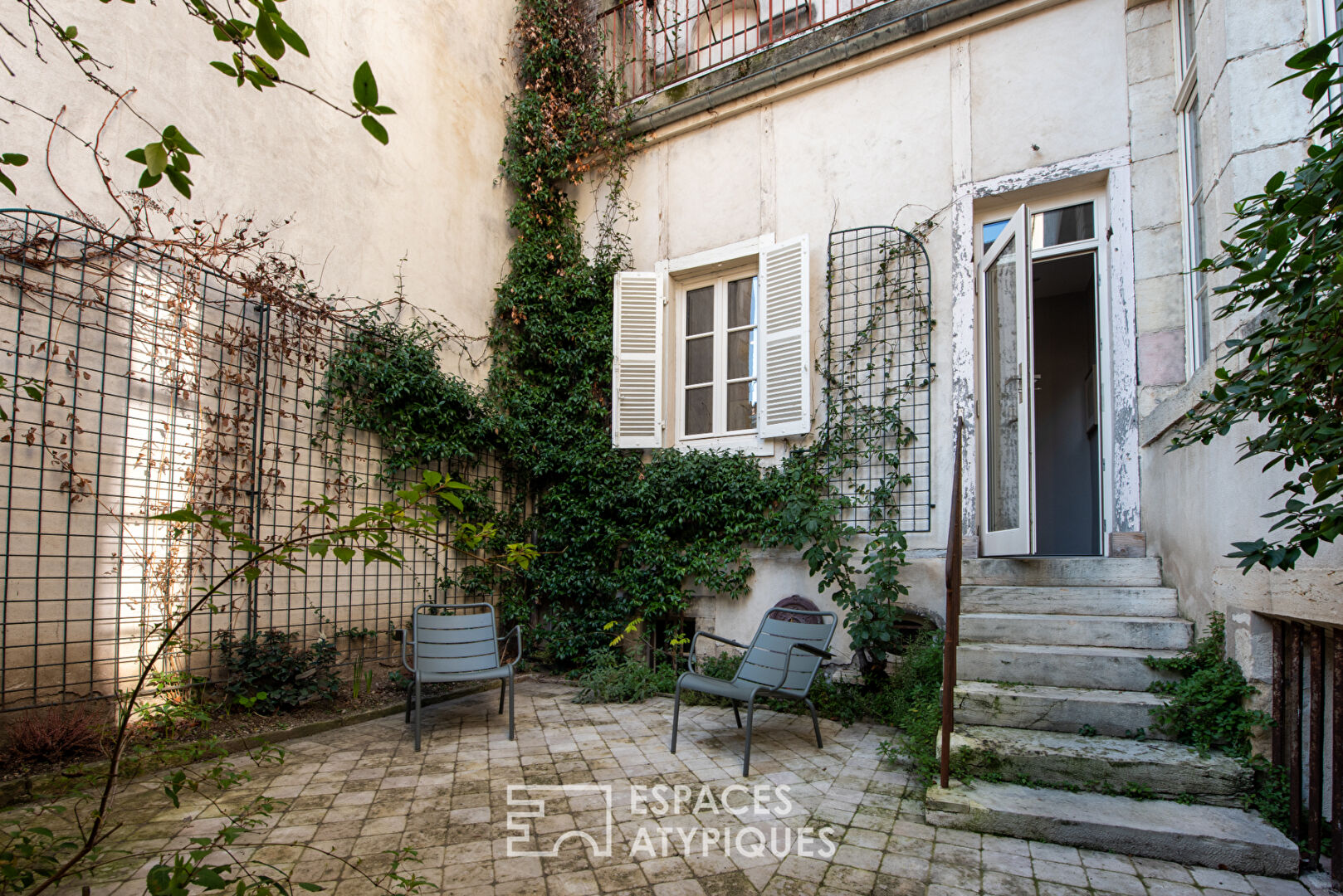 Beautiful renovated bourgeois apartment with private courtyard