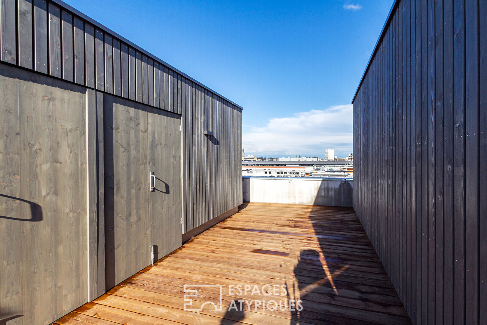 Loft on the top floor and its rooftop Foundry district