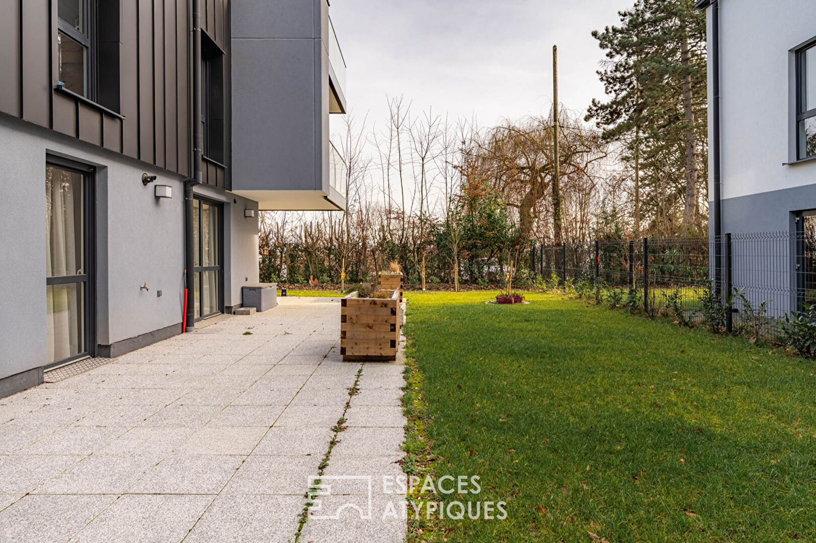 Contemporary garden apartment with top-of-the-range features