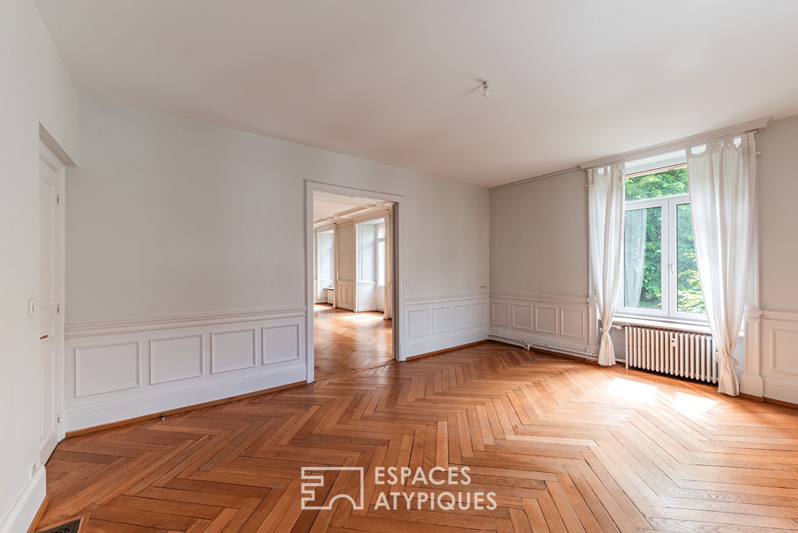 Bourgeois flat in a magnificent manor house
