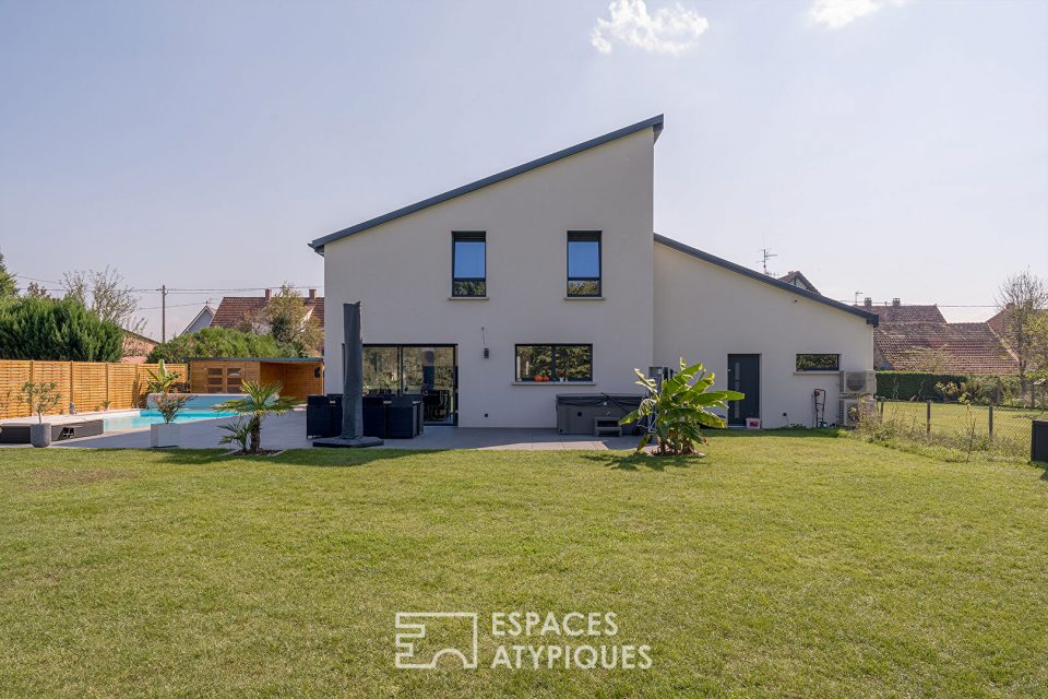 Maison d'architecte aux prestations soignées avec piscine et jardin