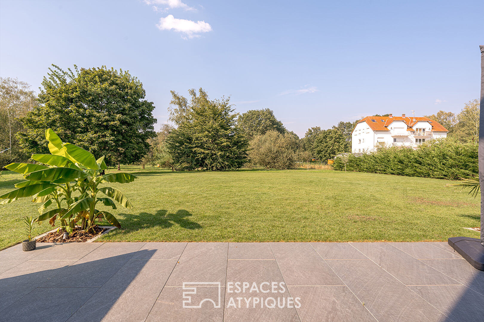 Maison d’architecte aux prestations soignées avec piscine et jardin