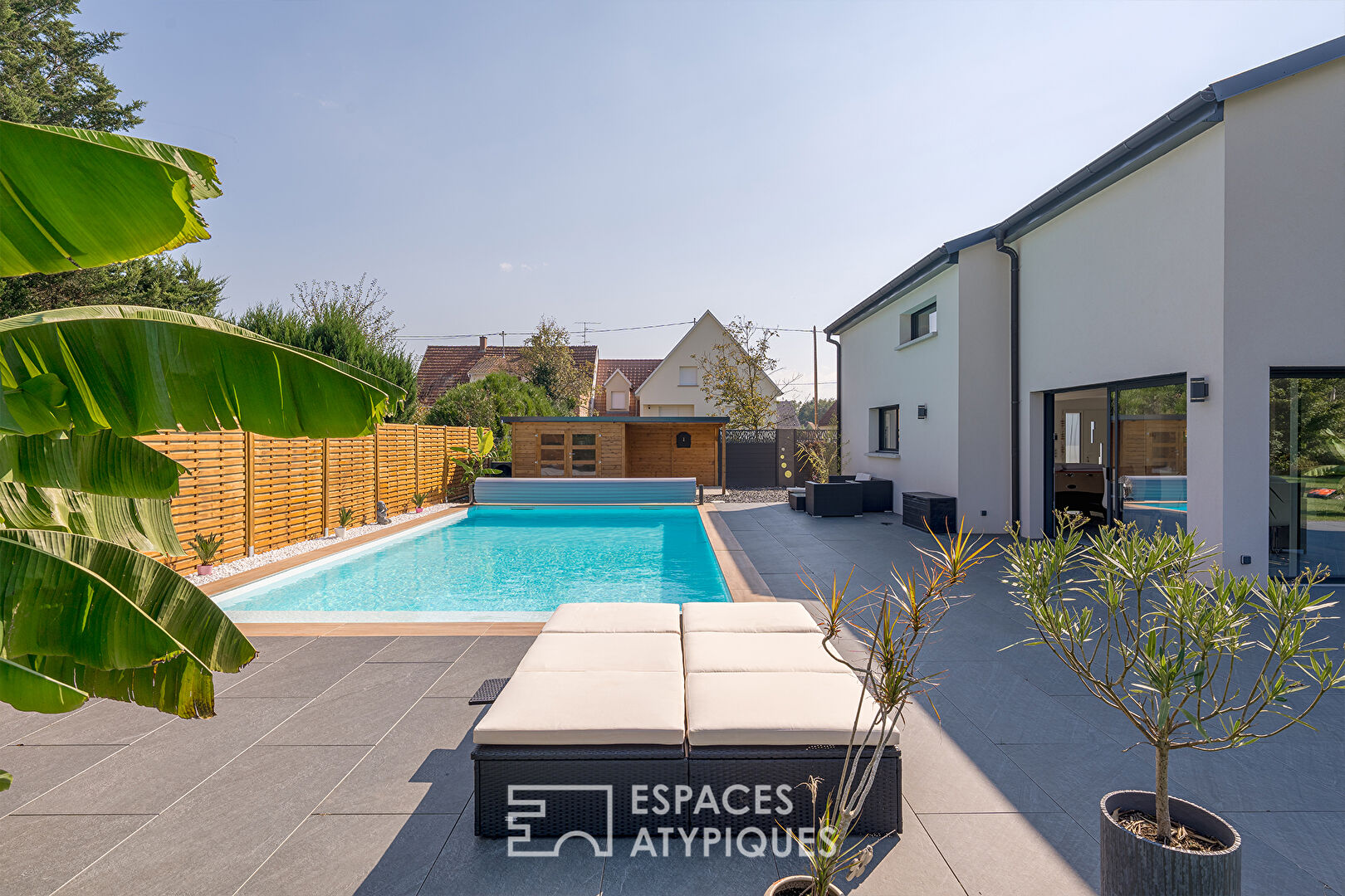 Maison d’architecte aux prestations soignées avec piscine et jardin