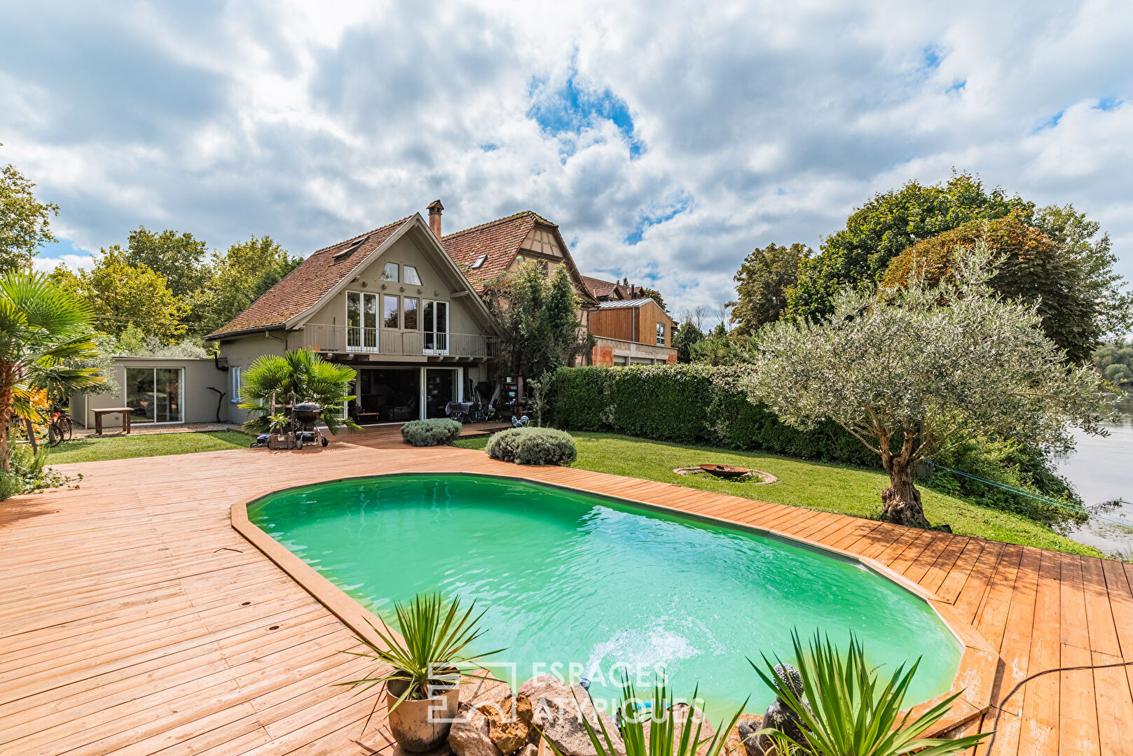 Maison de caractère et sa piscine au bord de l’eau