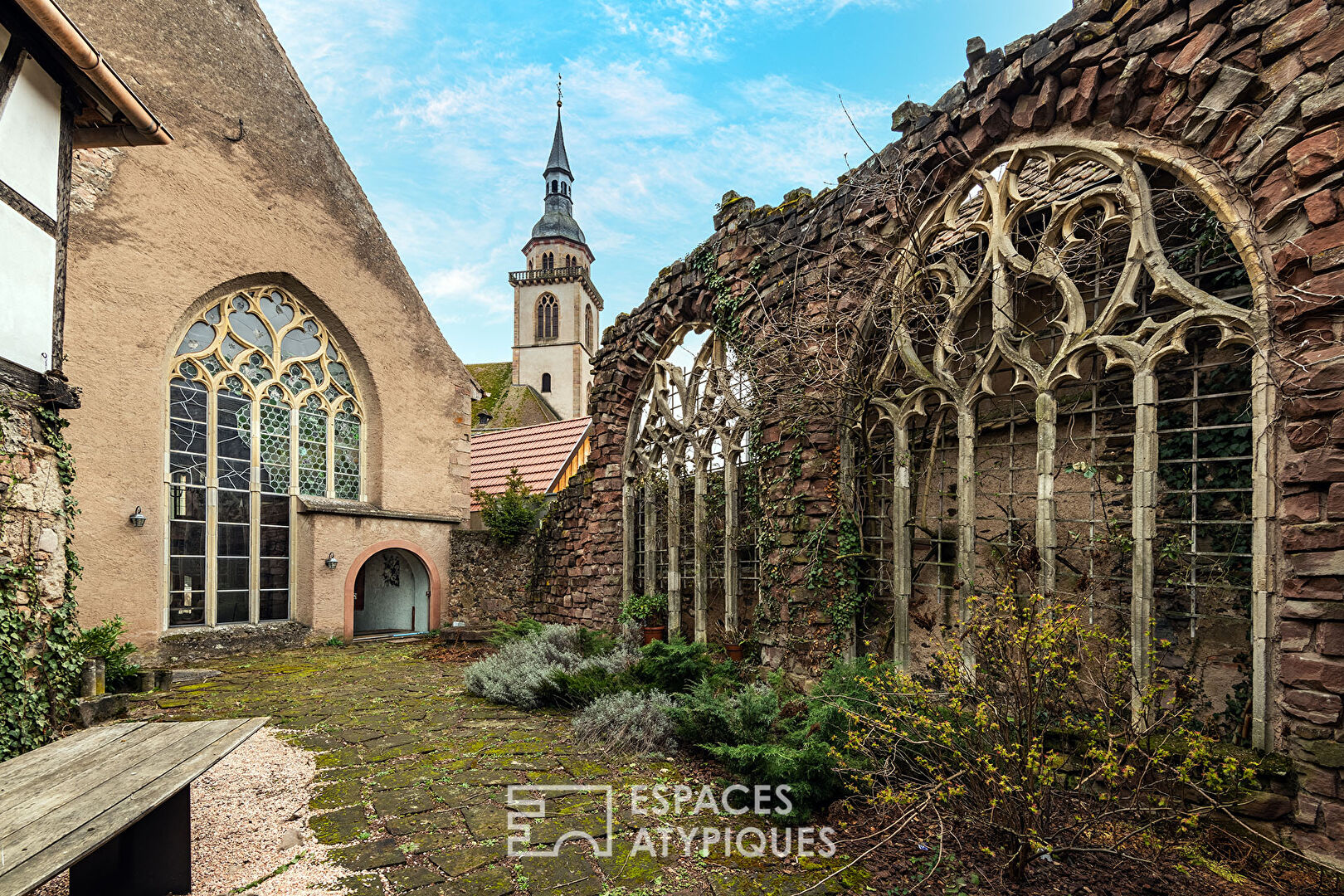 Ancienne abbaye du XVIIe siècle et sa cheminée Jacques Couëlle