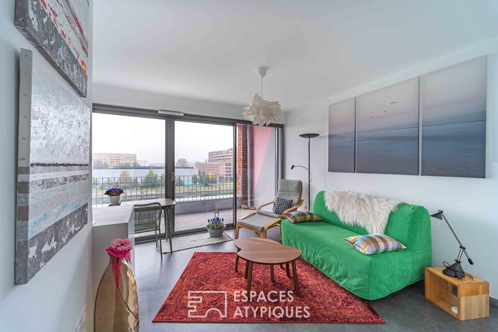 Modern studio apartment with water views in the Starlette district