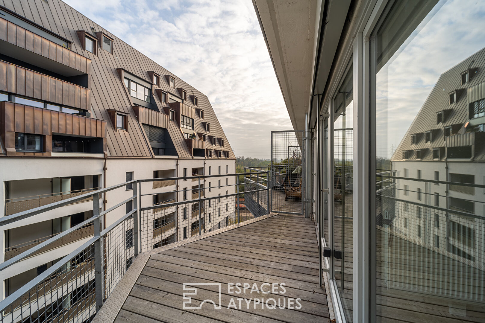 Top-floor loft and its terraces in the Coop district