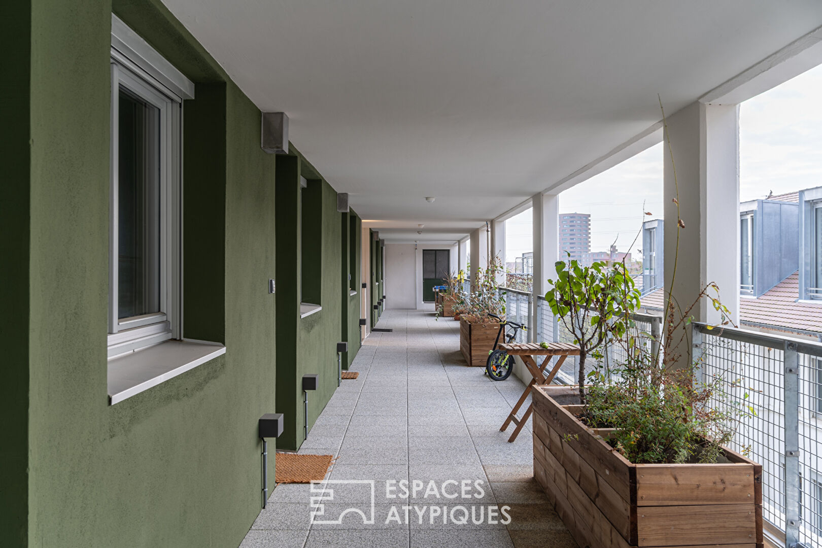 Top-floor loft and its terraces in the Coop district