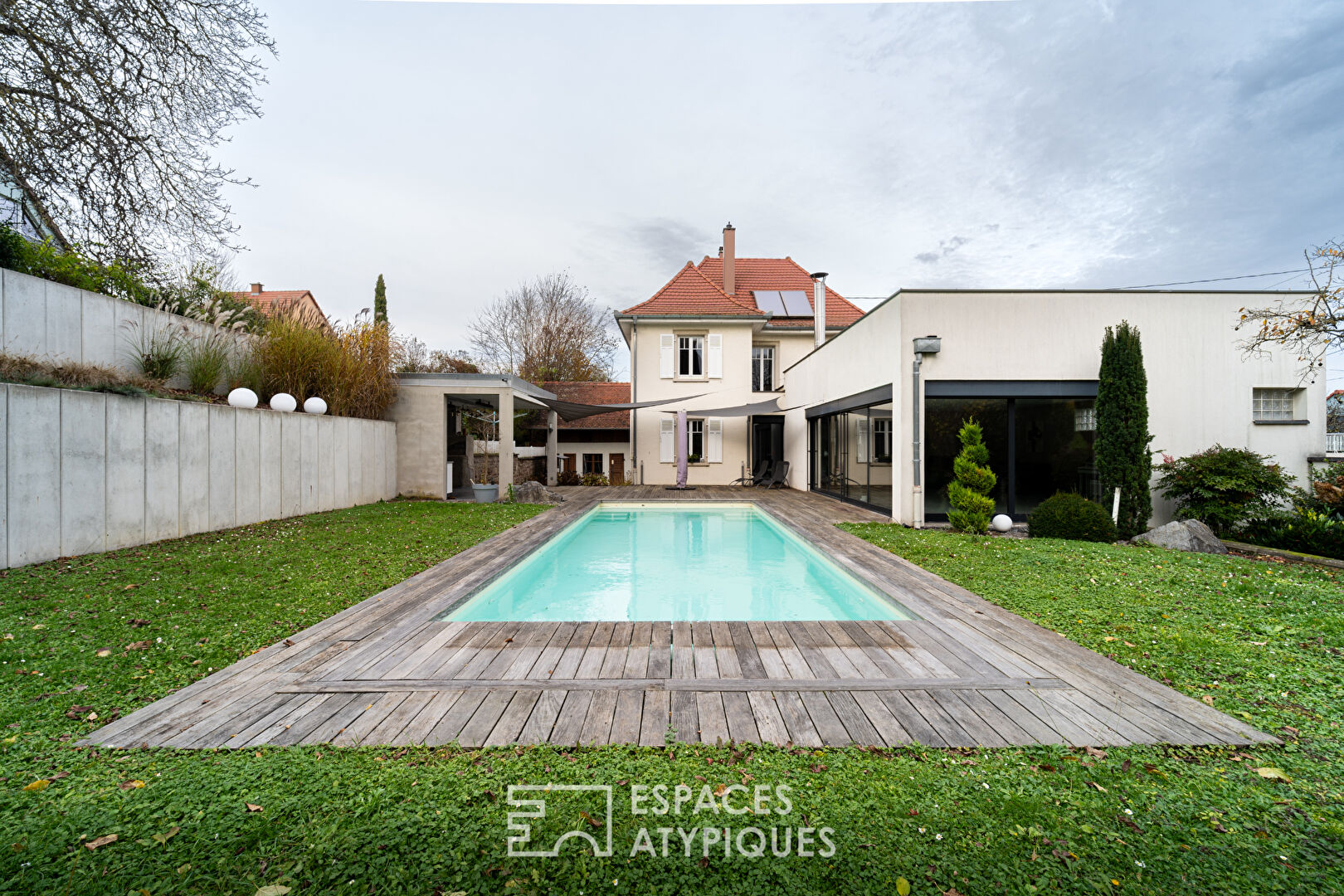 Villa années 30 revisitée et son jardin avec piscine