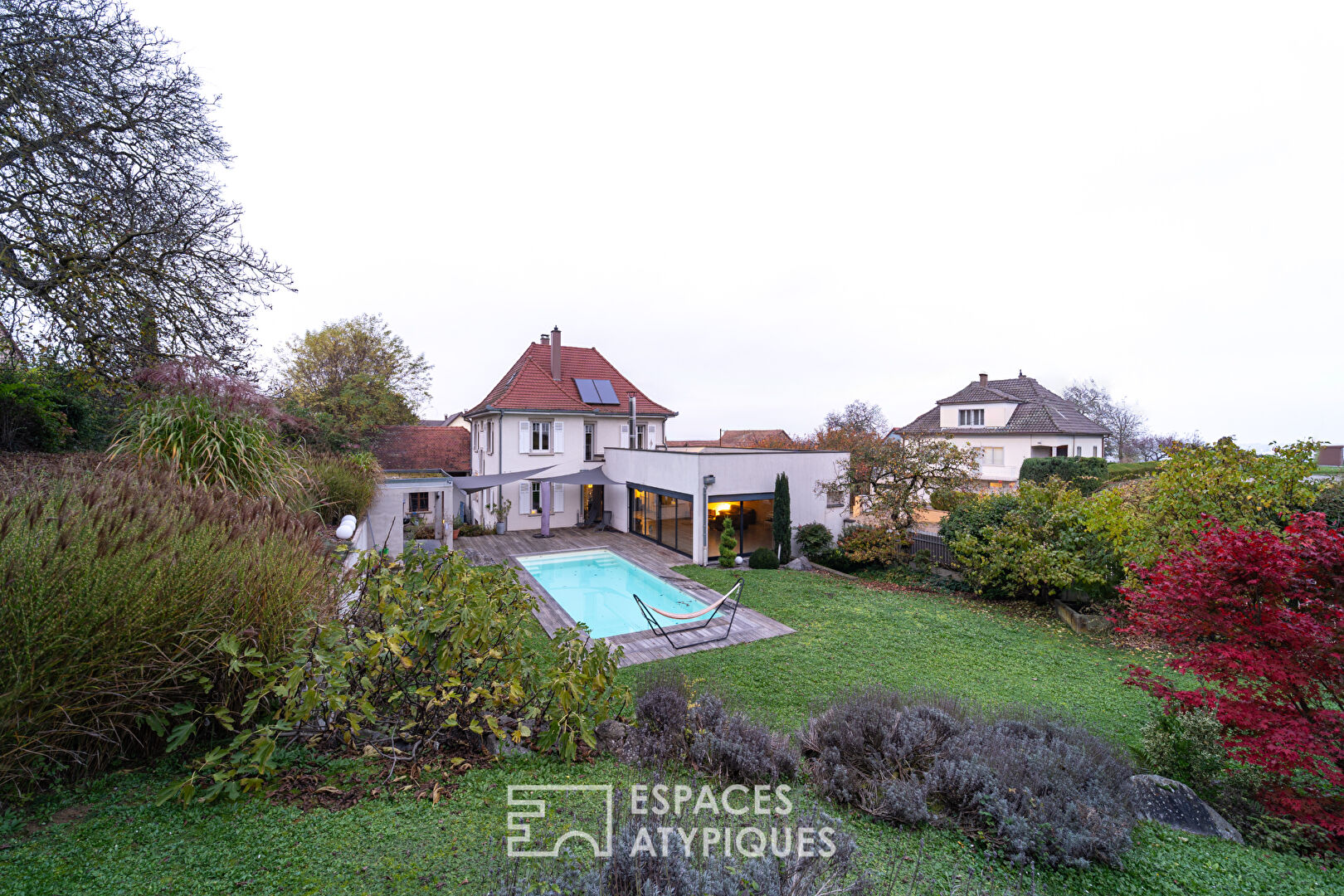 Villa années 30 revisitée et son jardin avec piscine