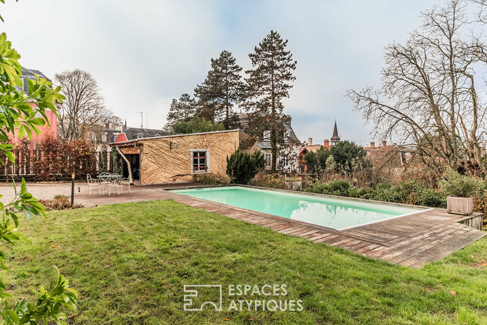 Maison de maître with swimming pool and garden on the heights of the Rebberg