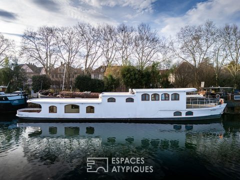 Péniche rénovée et ses deux terrasses sur l’eau