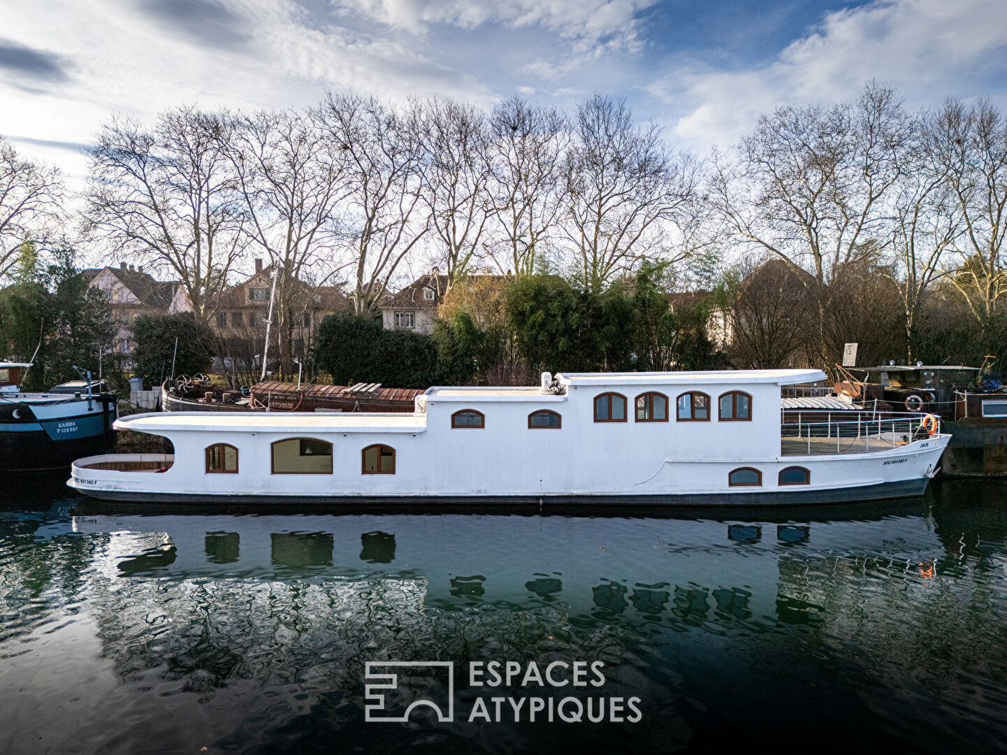 Péniche rénovée et ses deux terrasses sur l’eau