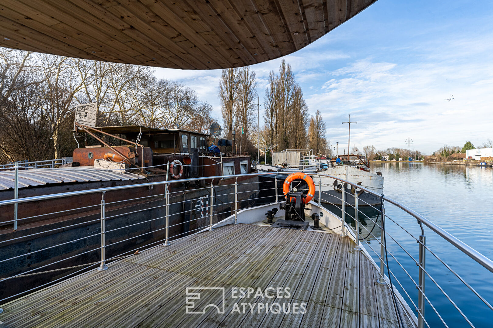 Péniche rénovée et ses deux terrasses sur l’eau