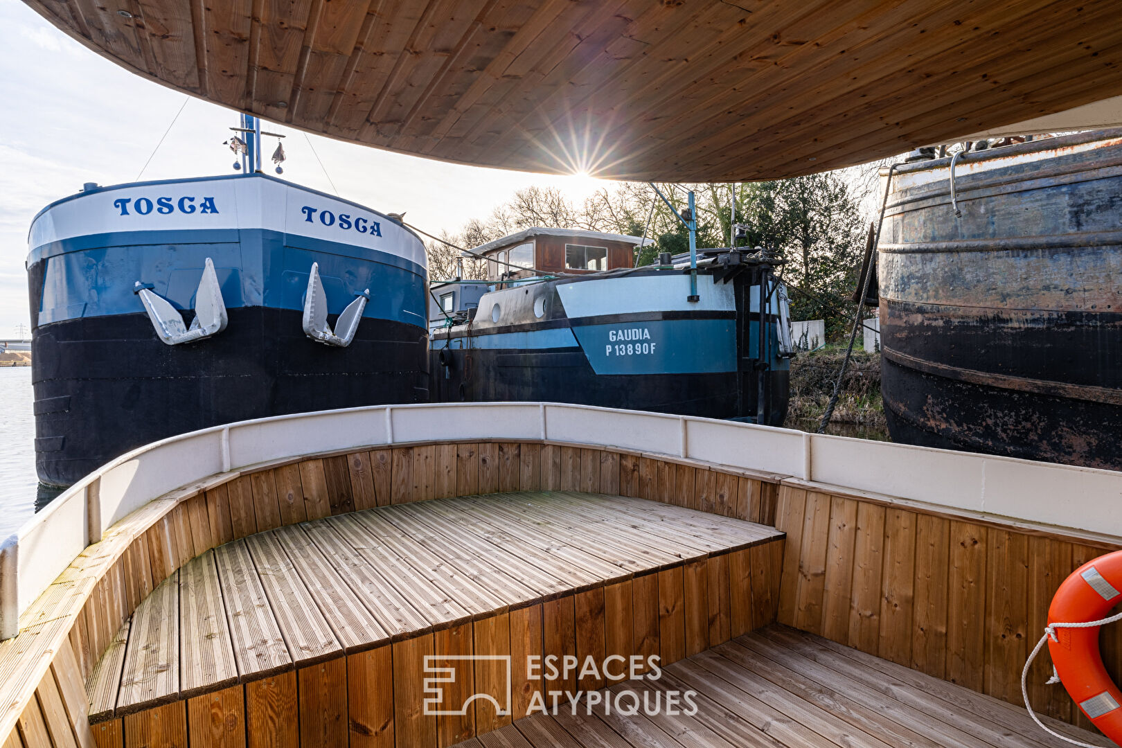 Péniche rénovée et ses deux terrasses sur l’eau