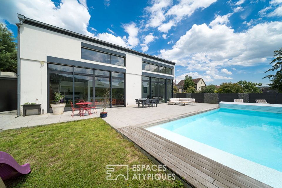 Villa contemporaine avec piscine et vue sur la verdure