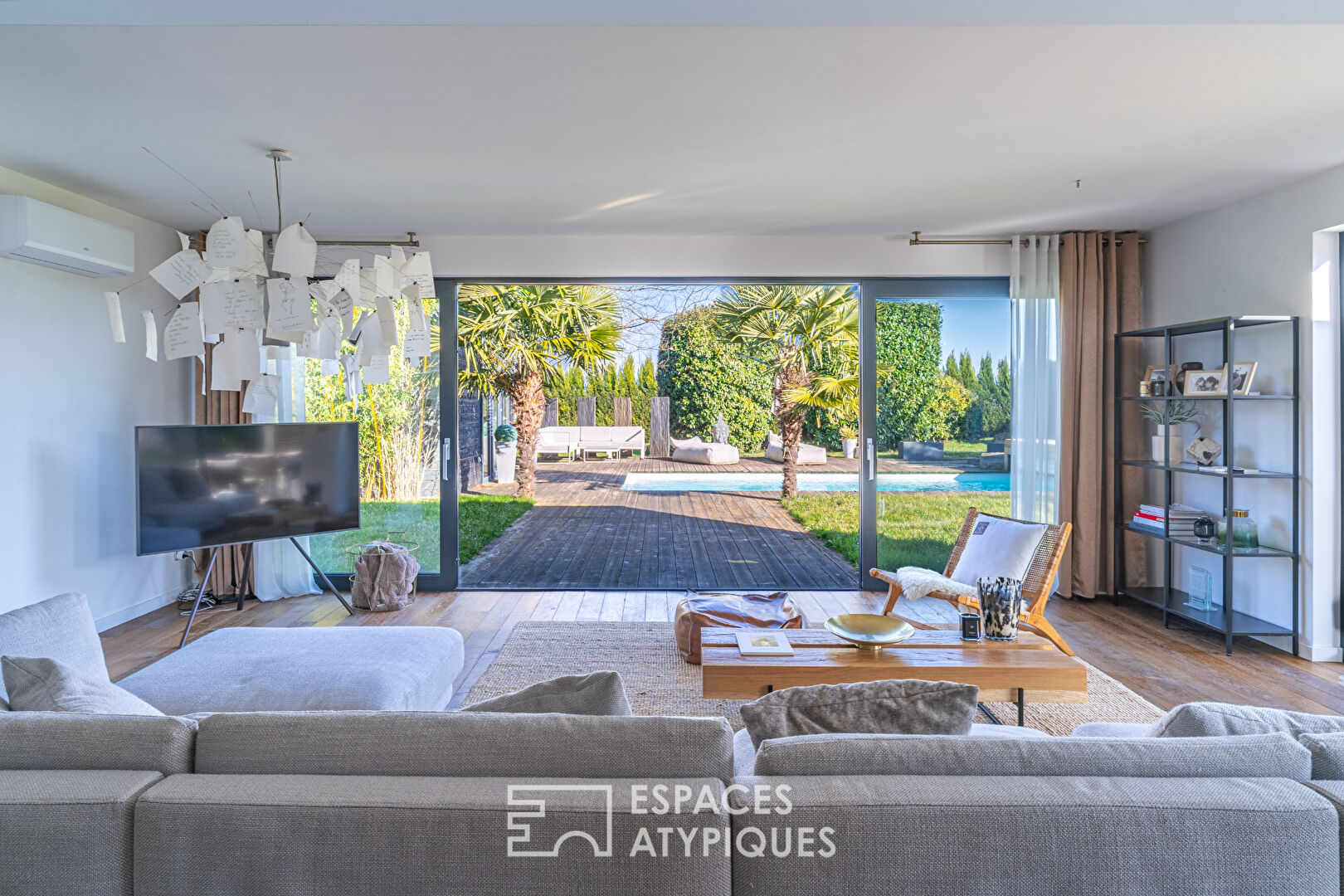 Maison d’architecte et son vaste jardin avec piscine