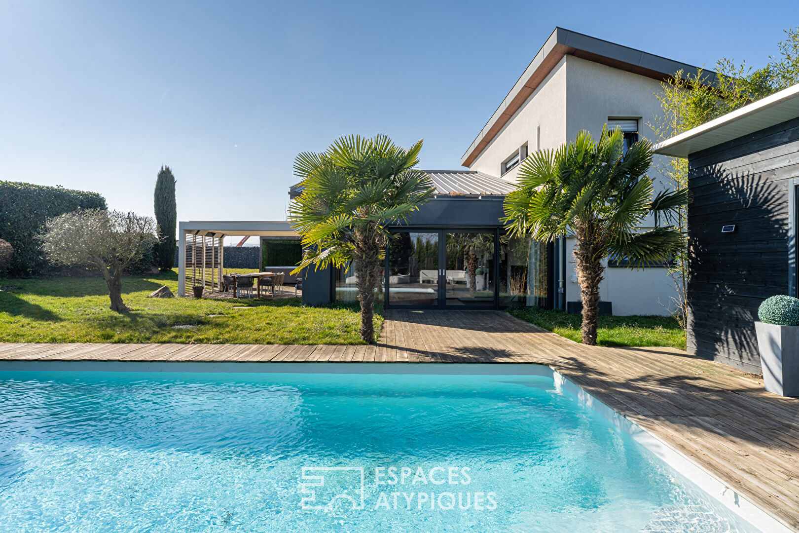 Maison d’architecte et son vaste jardin avec piscine