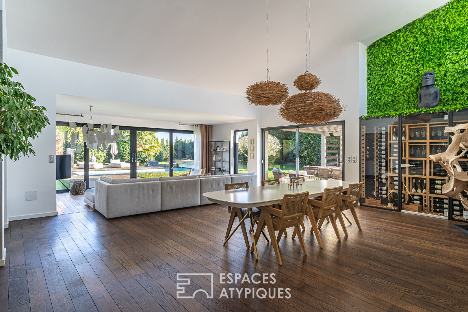 Maison d’architecte et son vaste jardin avec piscine