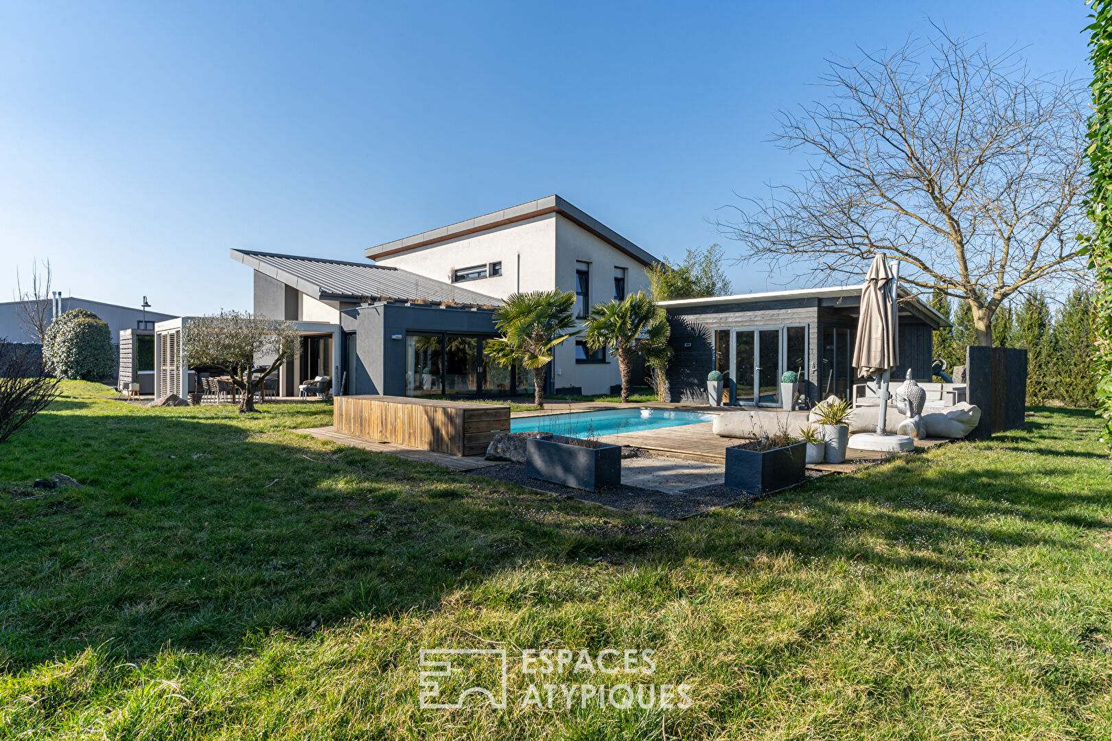 Architect-designed house with large garden and swimming pool