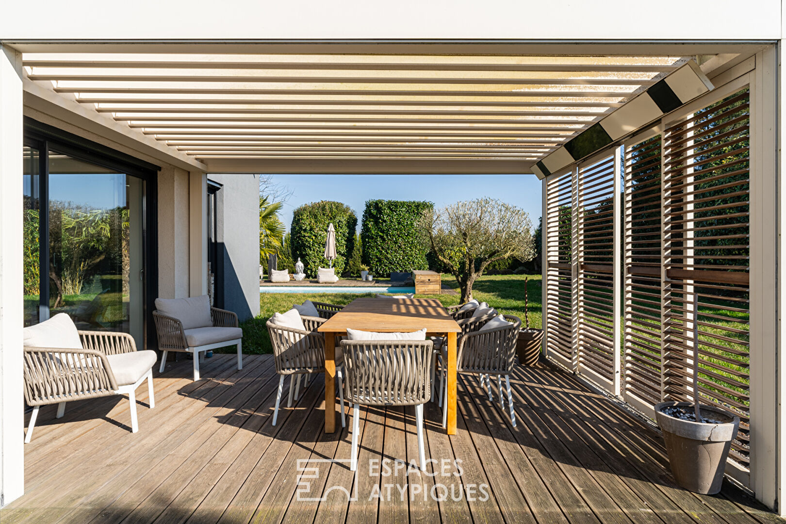 Maison d’architecte et son vaste jardin avec piscine