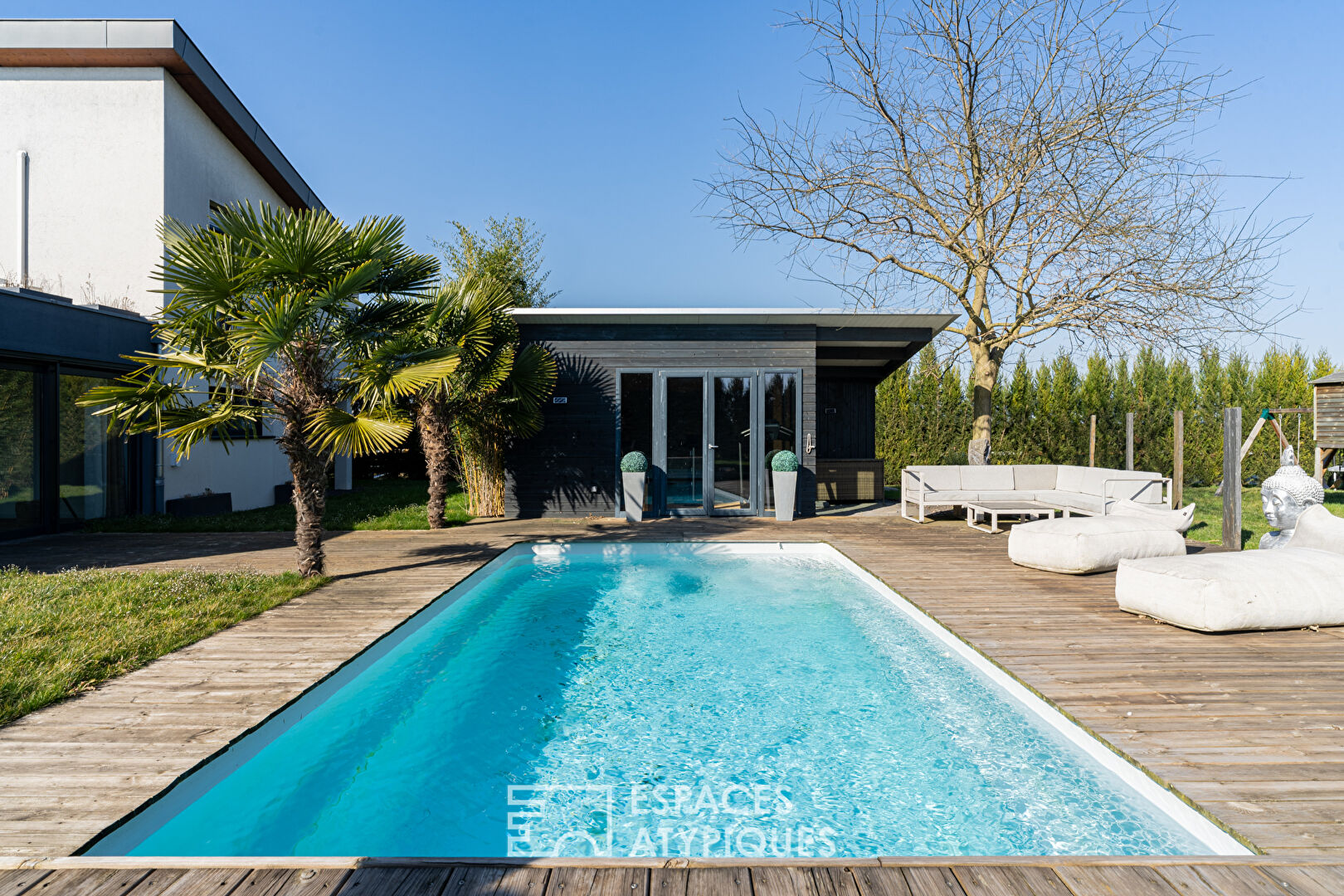 Architect-designed house with large garden and swimming pool