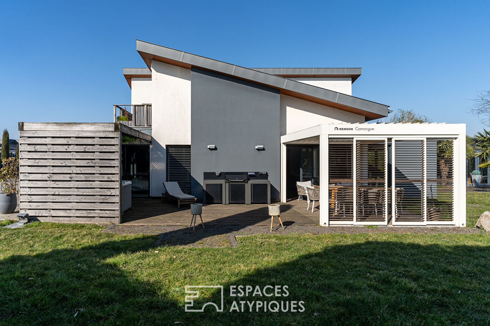 Maison d’architecte et son vaste jardin avec piscine