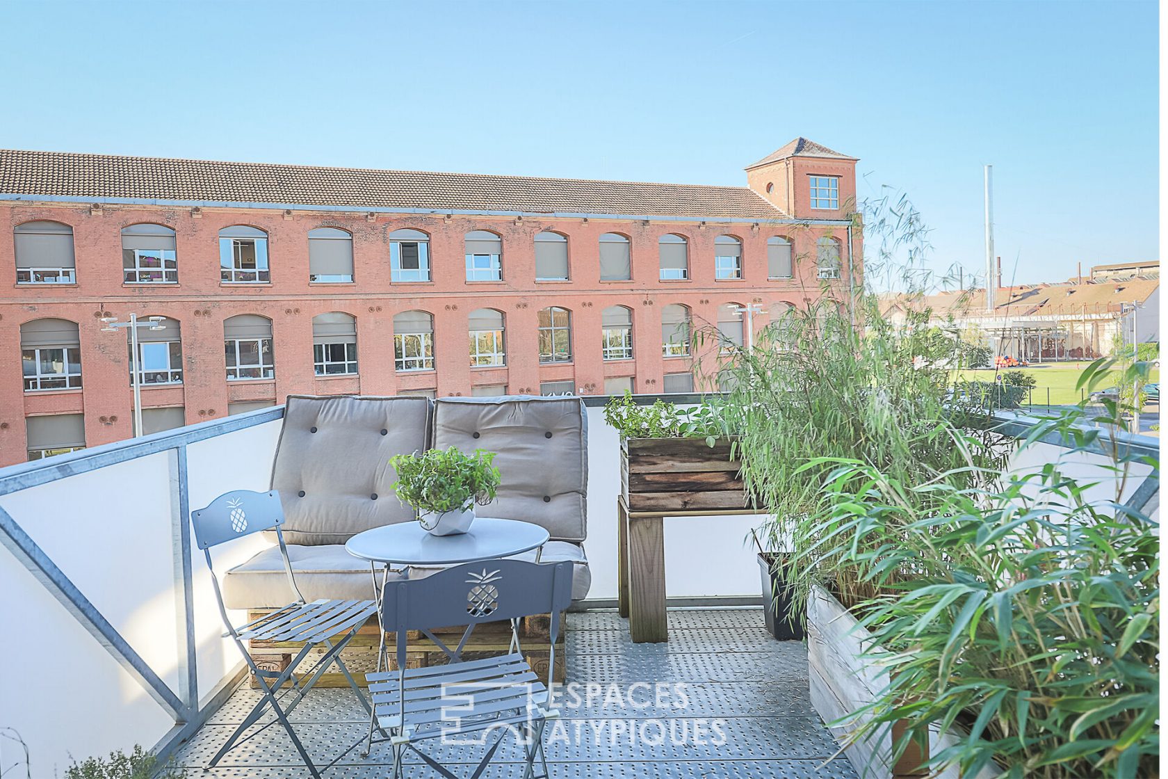 Industrial loft and its terrace in the foundry district