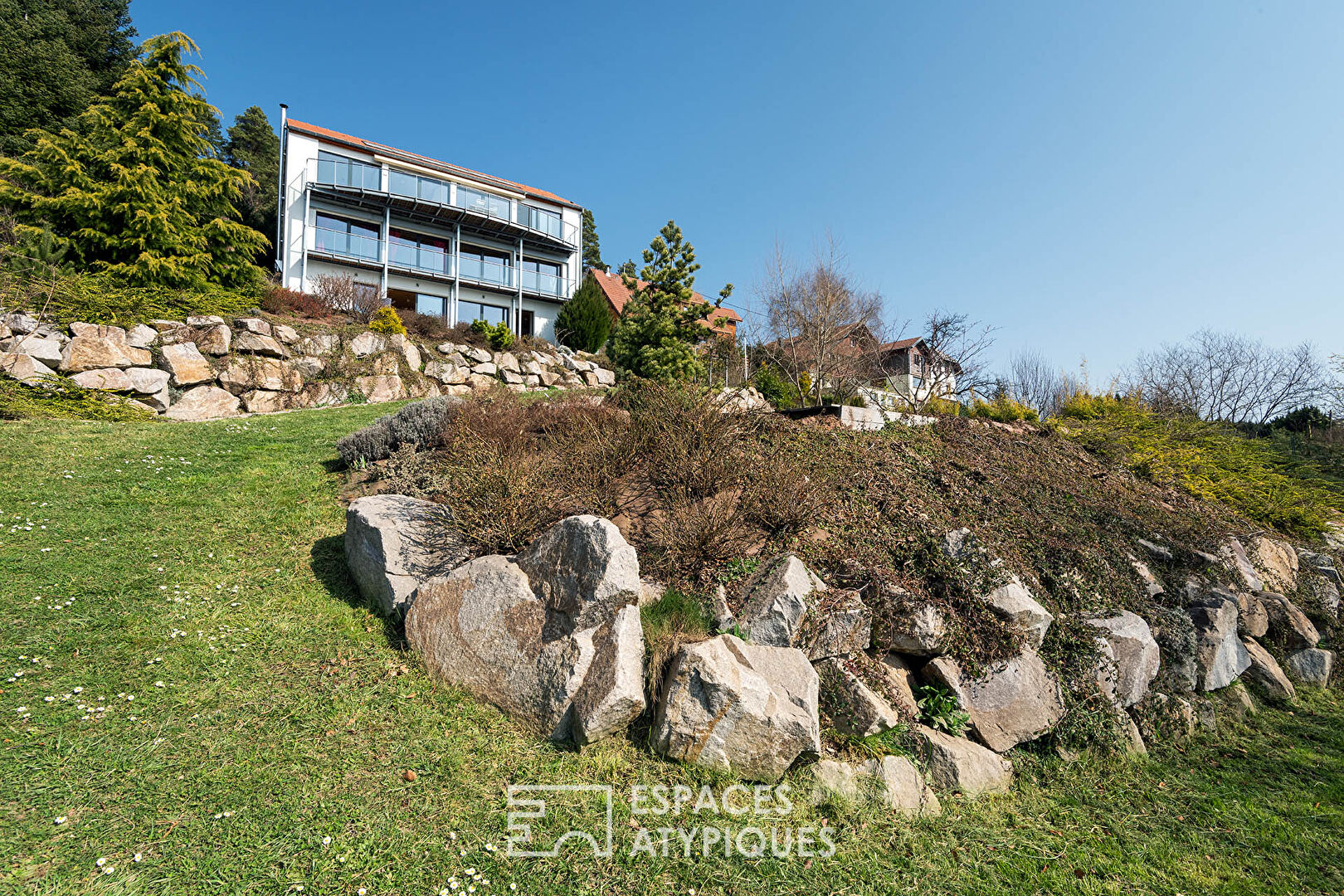 Villa bioclimatique perchée au cœur de la nature