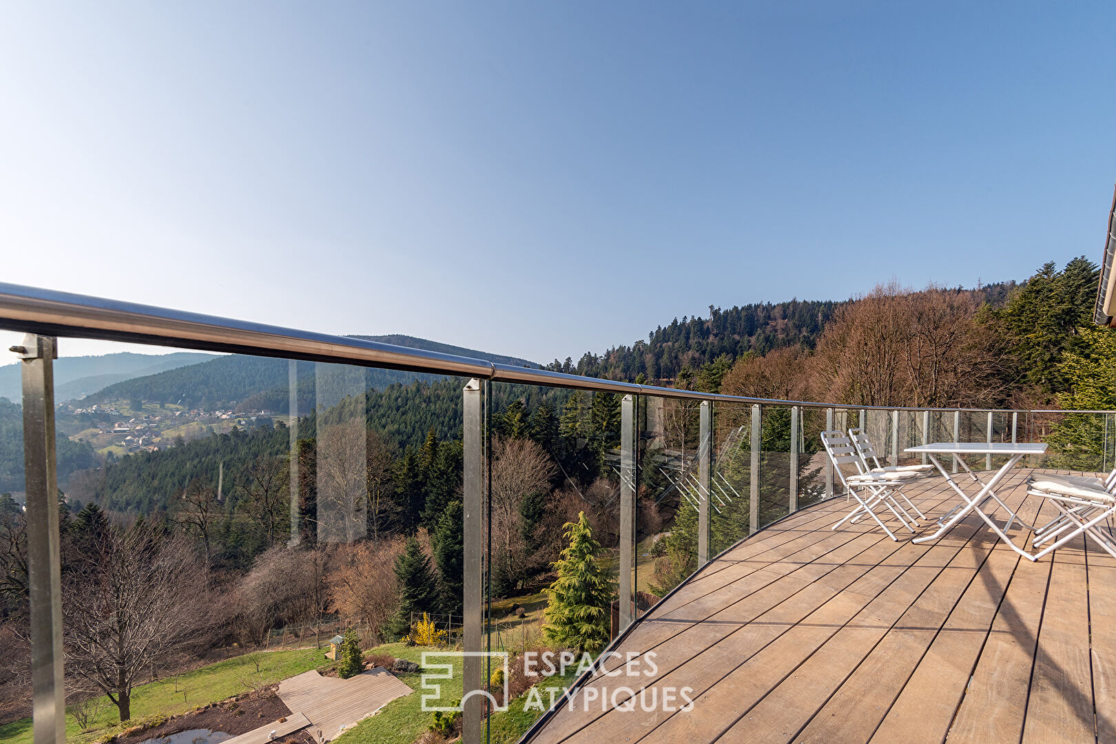 Villa bioclimatique perchée au cœur de la nature