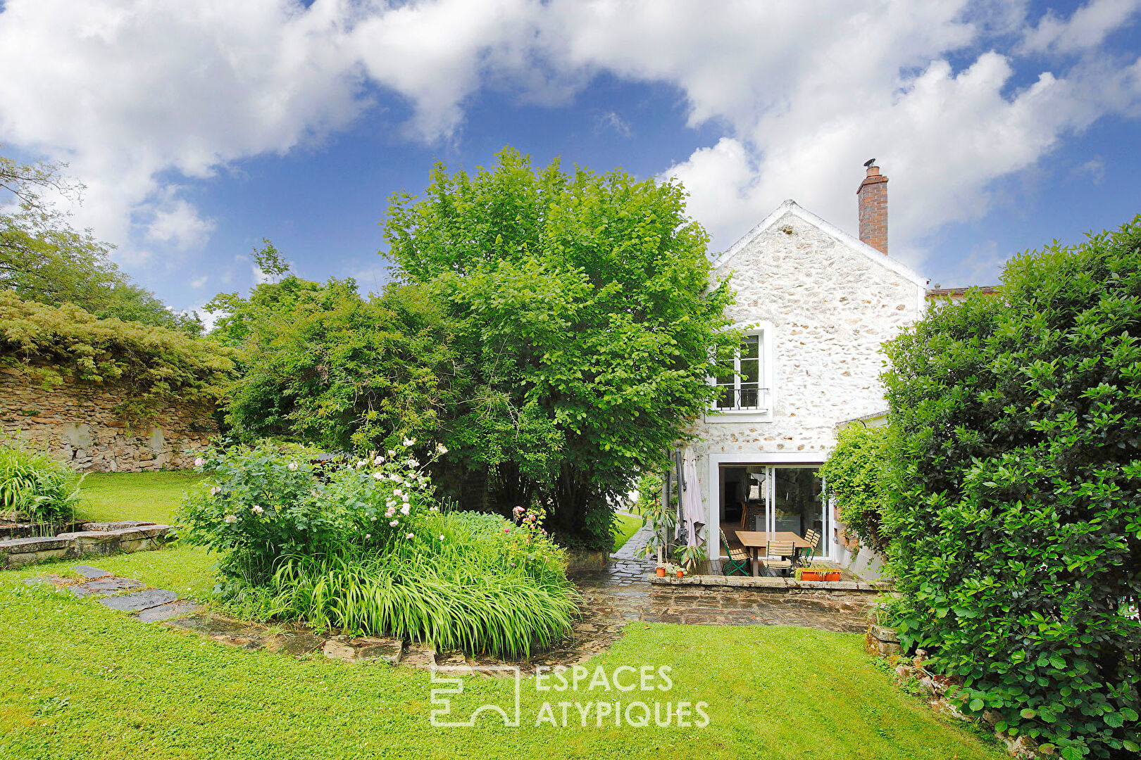 Charming property with landscaped garden and outbuildings