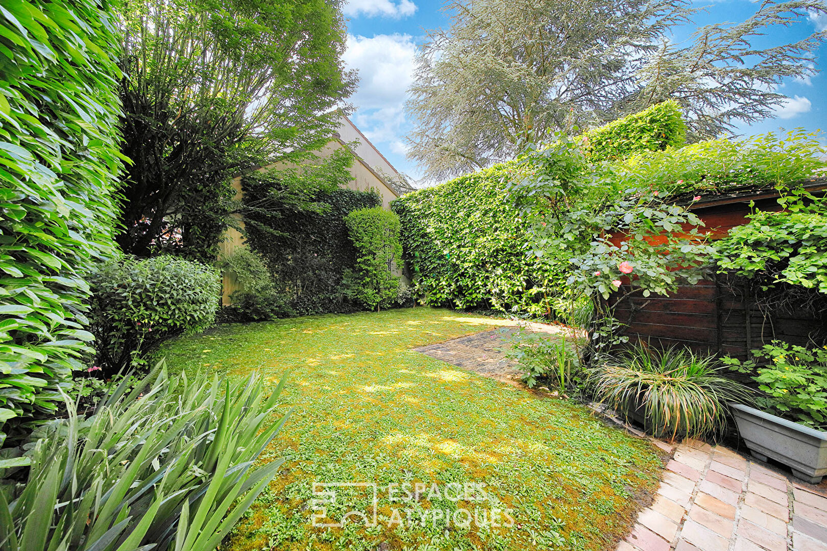 House in the heart of town with courtyard and garden