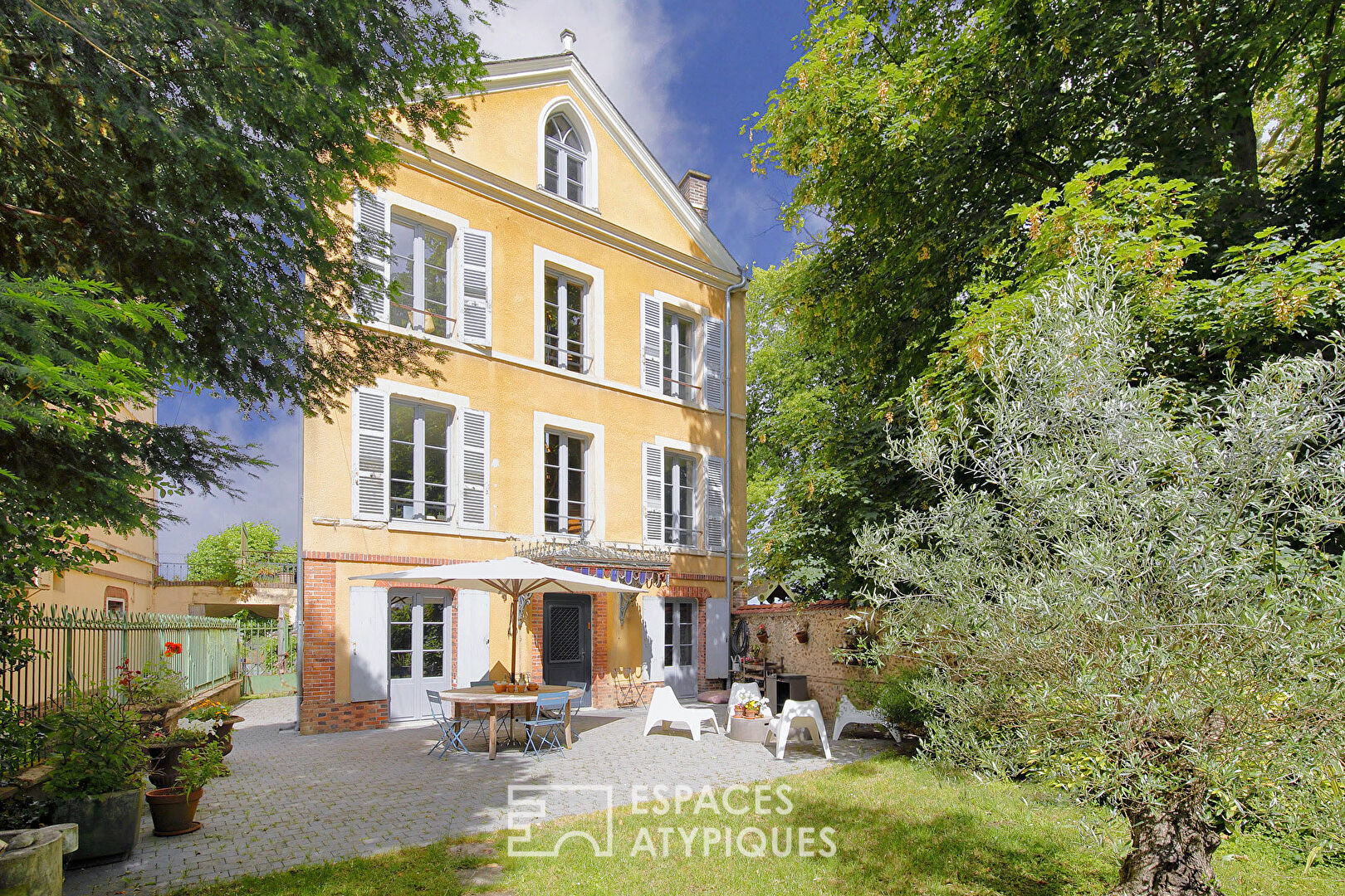 Renovated bourgeois house with view and garden