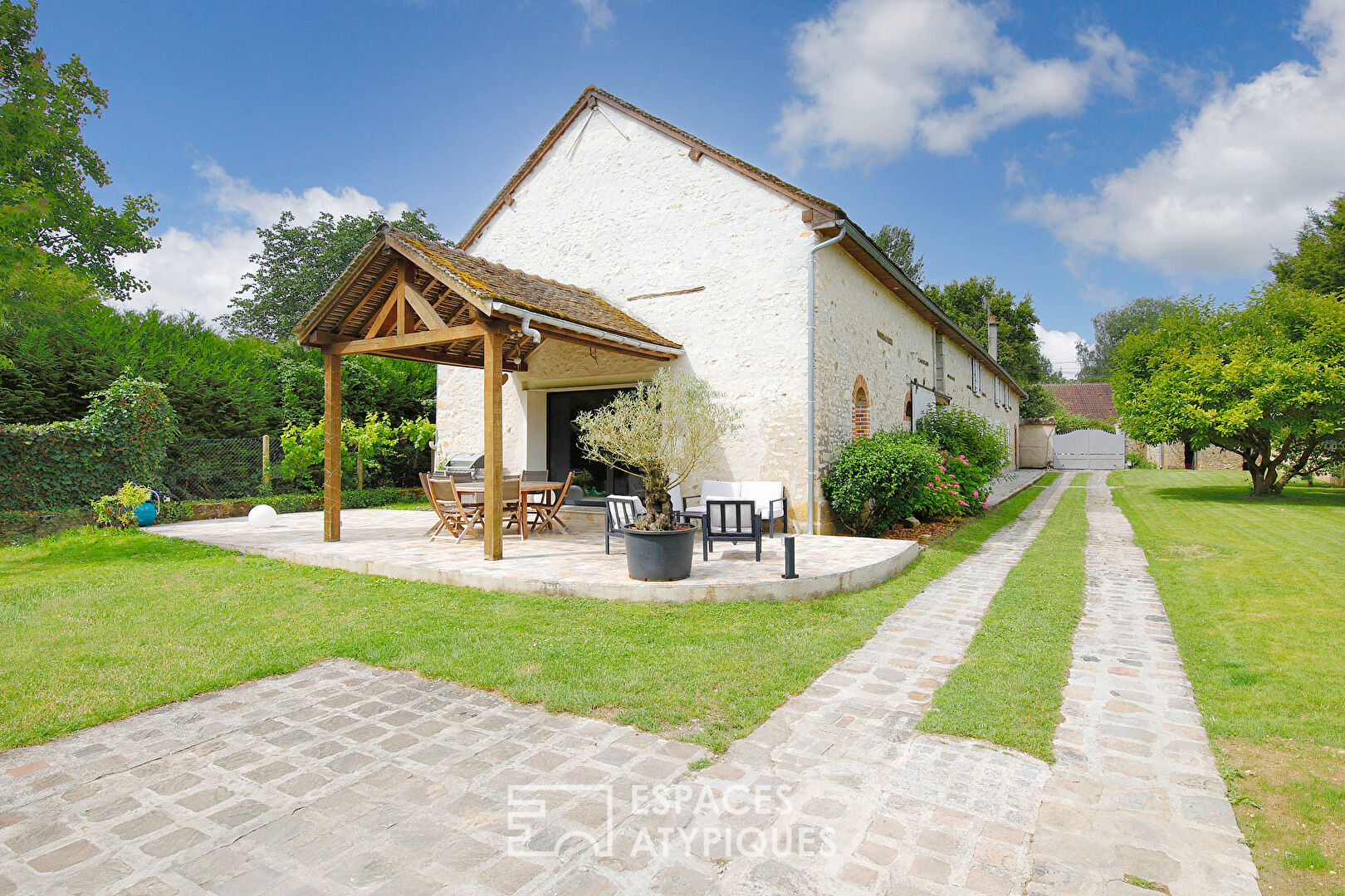 Character house with outbuildings, swimming pool and garden