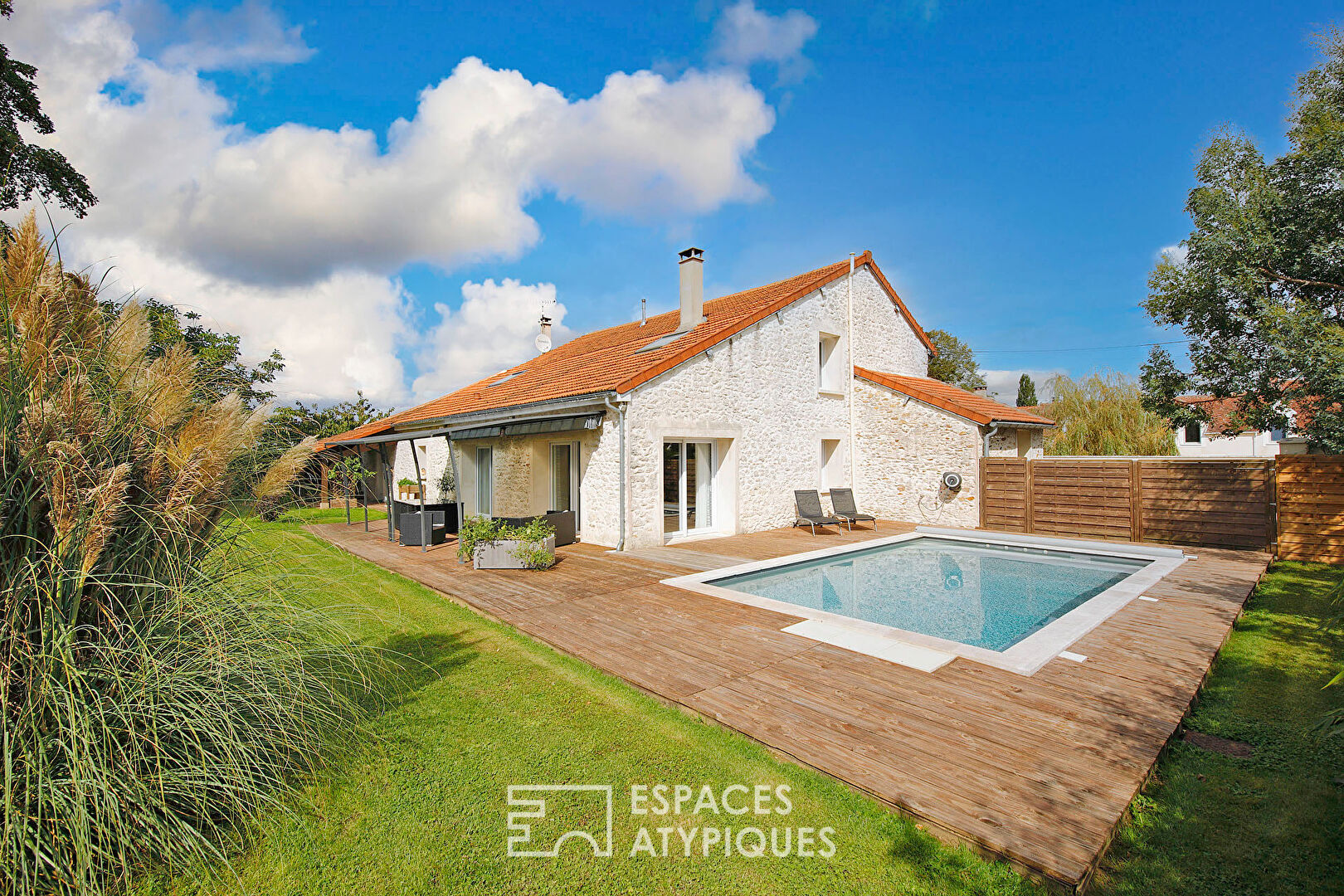 Beautiful renovated Brie house with garden and swimming pool