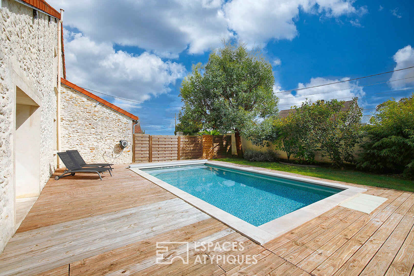 Beautiful renovated Brie house with garden and swimming pool