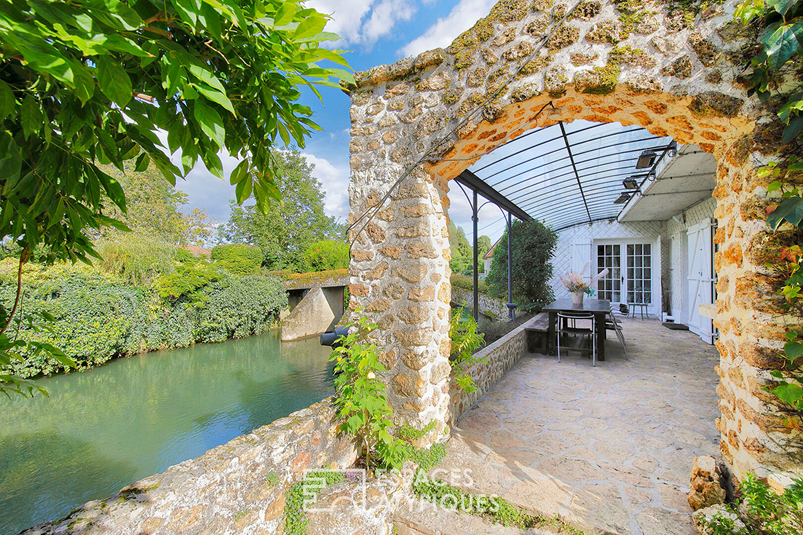 Ancien moulin du 17e siècle avec son pont et son île