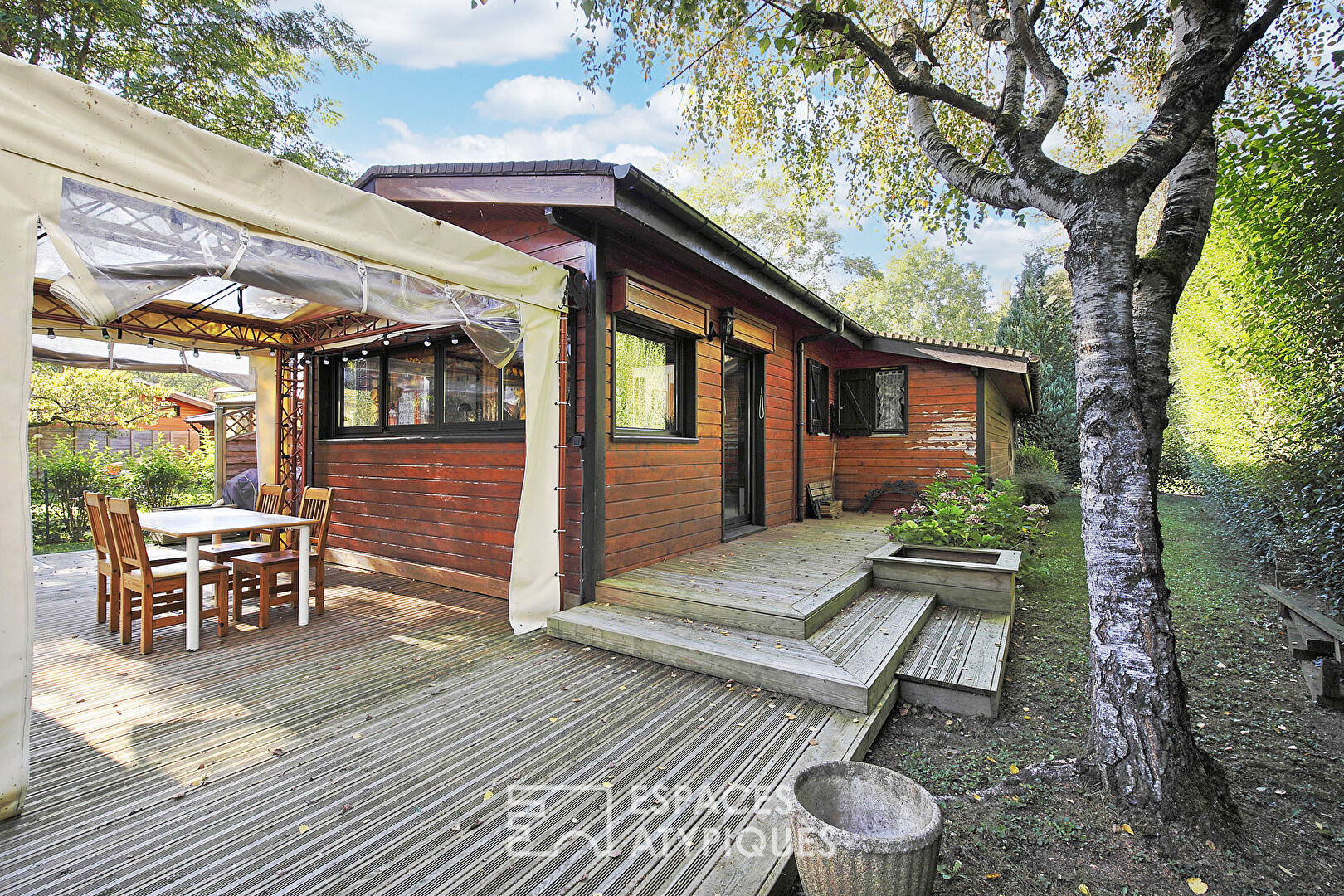 Maison en bois avec terrasse xxl et son jardin