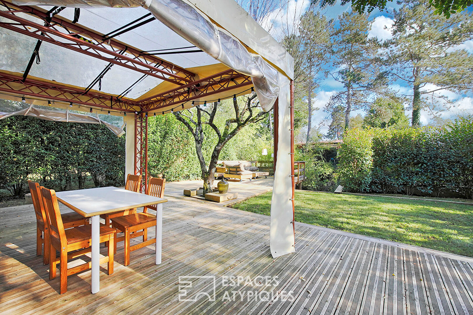 Maison en bois avec terrasse xxl et son jardin