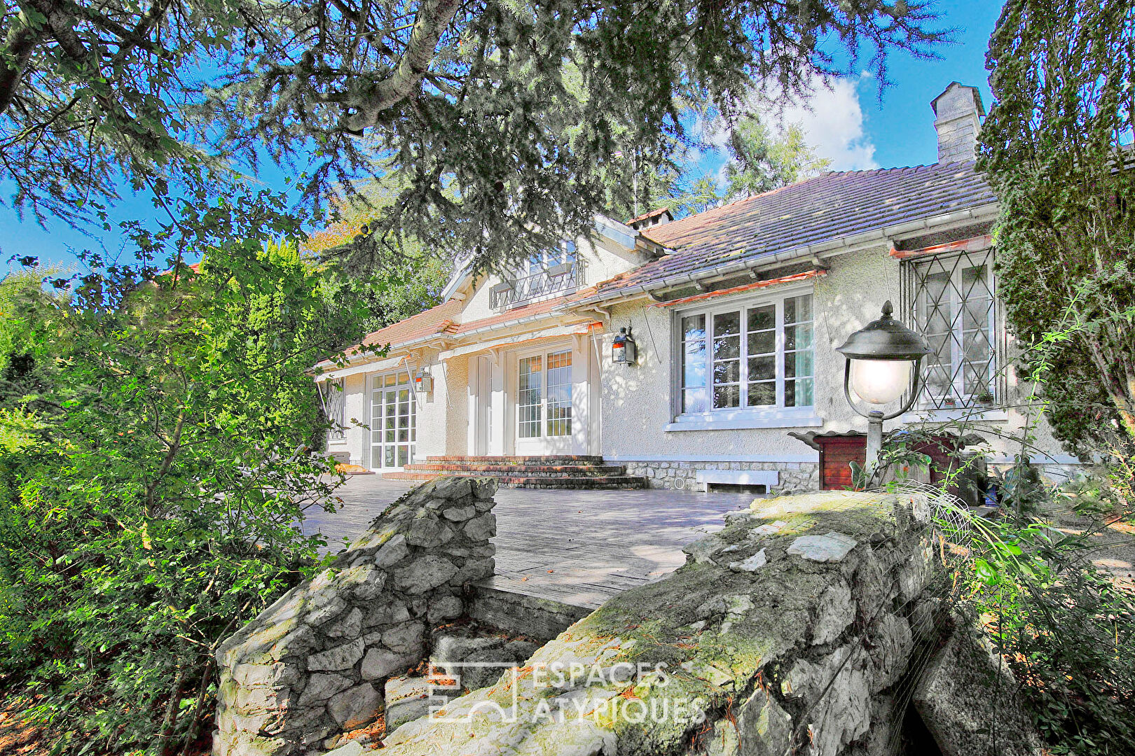 1930s villa overlooking a beautiful landscaped garden