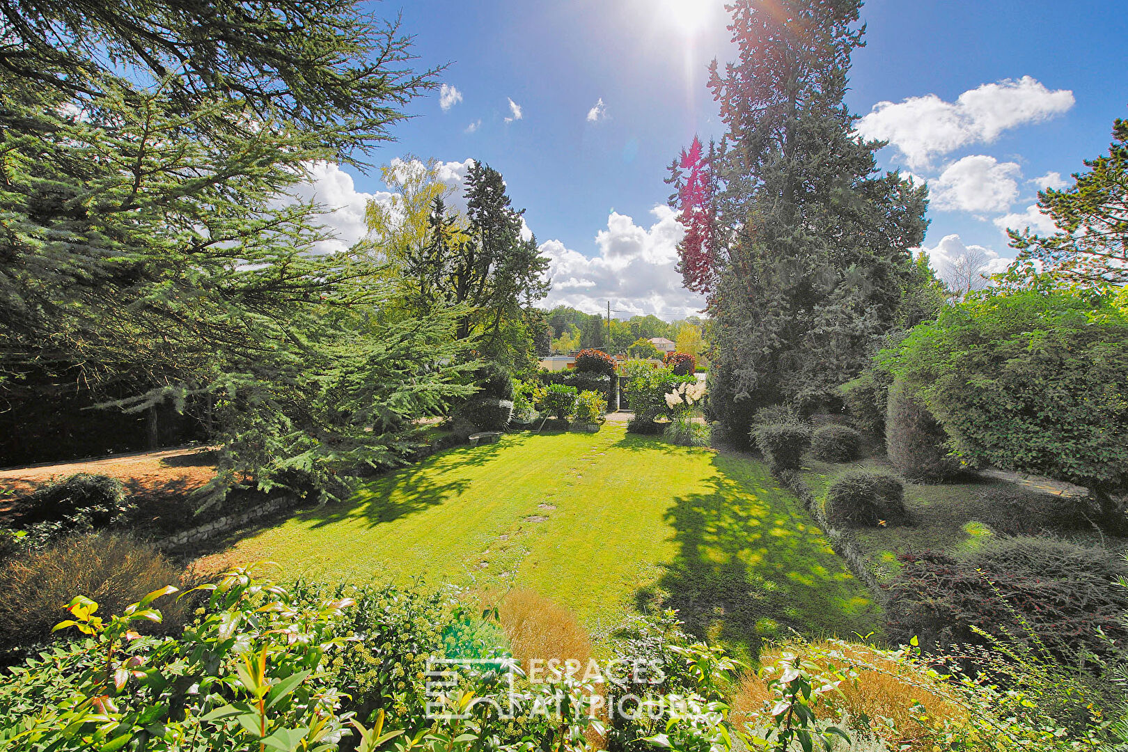 Villa des années 30 surplombant un beau jardin paysager