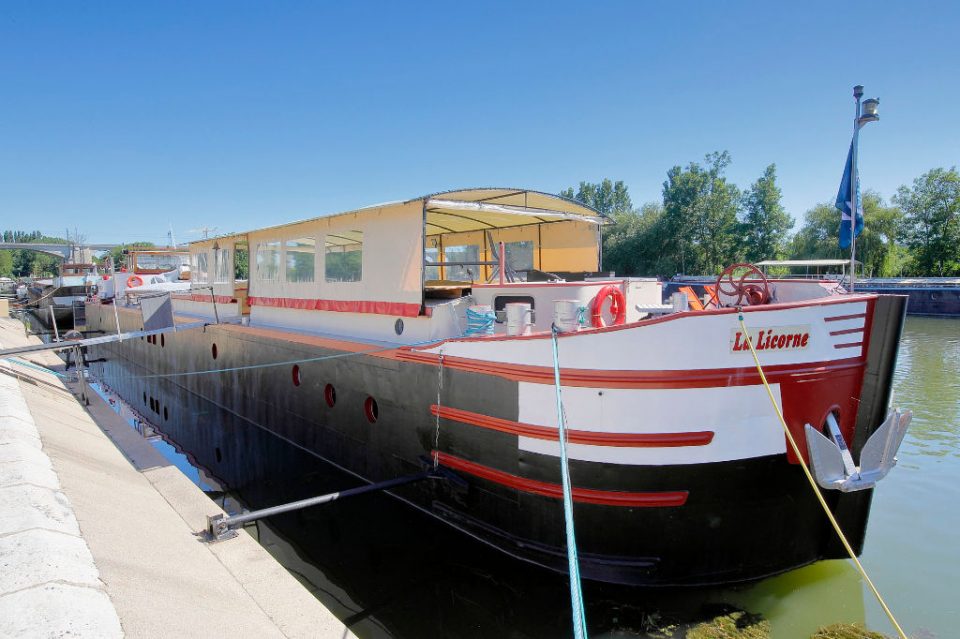 Péniche navigante rénovée avec deux terrasses