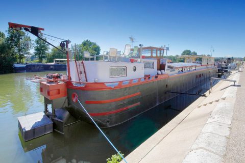 Renovated sailing barge with two terraces